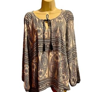 Daniel Rain long-sleeve cold shoulder top. Size M. Split neck with tassel.